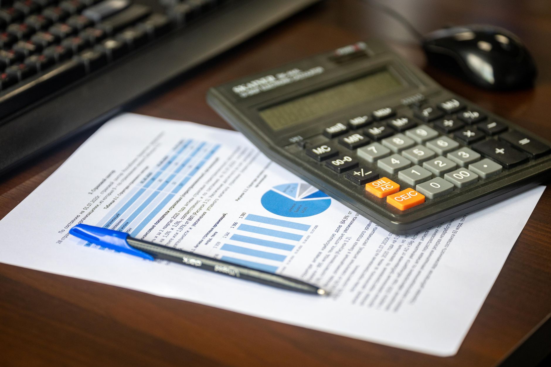 Documentos e calculadora sobre uma mesa